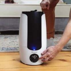 Airvana Aspire 2.25 Gal. Ultrasonic Cool Mist Humidifier 37 Airvana Aspire 2.25 Gal. Ultrasonic Cool Mist Humidifier -FRIGIDAIRE Sales Shop airvana aspire av200hum ultrasonic cool mist humidifier white lifestyle 3